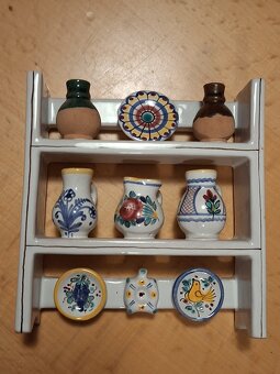 Sada miniatur - poličky s tupeskou keramikou - 2