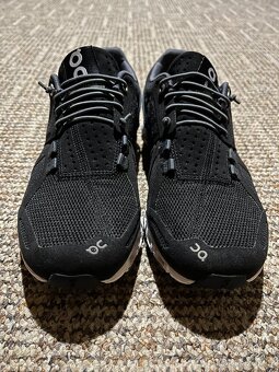 On Running, model Cloud, velikost 37,5 černobílé - 2