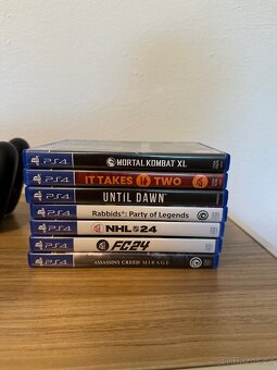 PS4 pro s třemi ovladači a hrami - 2