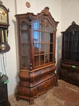 Luxusní vitrína v barokním stylu - břichatka - kořenice - 2