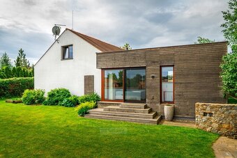 Prodej jedinečného, prostorného RD s větší rovinatou zahrado - 2