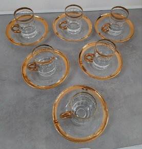 Skleněné moka šálky s podšálky zlacené - 2