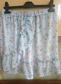 Nová sukně Cropp s květinovým potiskem - 2