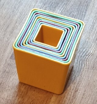 Retro pyramida z kostek – značka Směr - 2