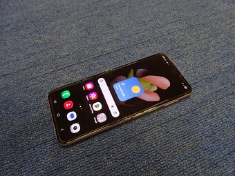 Pěkný Samsung Galaxy Z Flip4 GOLD 8/256GB - 2