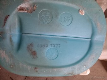 různé plastové kanystry - 2