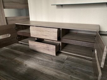 KOMODA + NÁSTĚNNÁ SKŘÍŇKA - 2