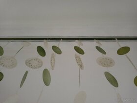 Dělící stěna, dekorativní závěs ze zeleno bílých mušlí - 2