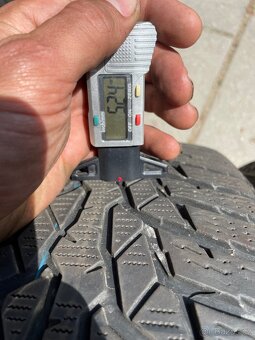 Dvě zimní pneu Nokian 205/65/16 - 2