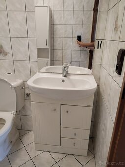 Koupelnová skříňka s umyvadlem a zrcadlem - 2