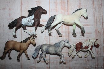 Poškozené figurky koní Schleich I - 2