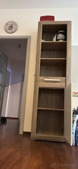 Knihovna se skříňkou - 2