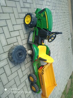 Traktůrek na opravu - 2