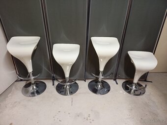 Prodám 4 x krásné výškově stavitelné otáčecí barové židle - 2