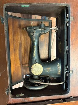 Starý šlapací šicí stroj Singer - 2