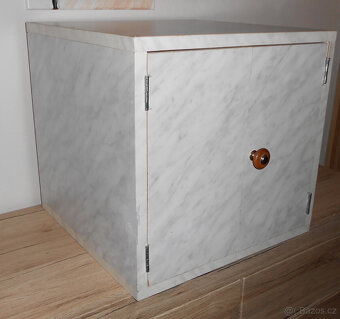 Dřevěná menší skříňka - 2