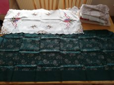 UBRUSY, NOVÝ BĚHOUN NA STŮL... - 2