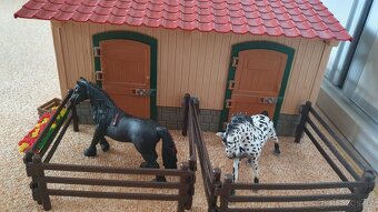 Schleich Stáj s koňmi - 2