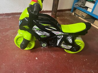 Motorka s helmou - 2