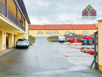 Víceúčelový RD s garážemi a administrativními prostory, vedl - 2