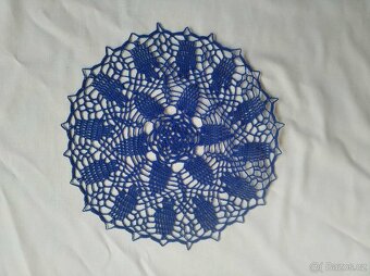 Ručně háčkované bavlněné naškrobené dečky 35 - 38 cm - 2