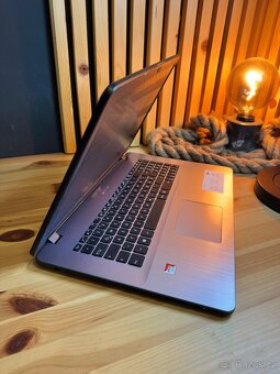 Asus VivoBook 17 - 2