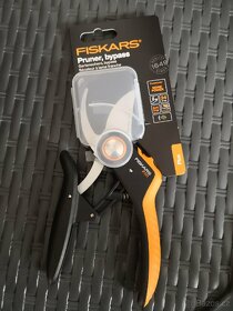 P721 Nůžky zahradní dvoučepelové FISKARS - 2