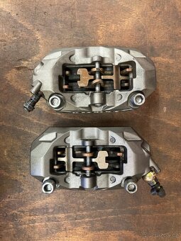 Třmeny Brembo DUCATI Monster 937 2021-2025 - 2