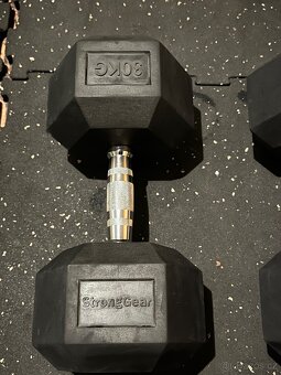 Jednoručky 2×30 kg StrongGear – pogumované + dárek ZDARMA - 2