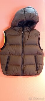 Zánovní chlapecká prošívaná vesta zn.Benetton  vel .120 - 2
