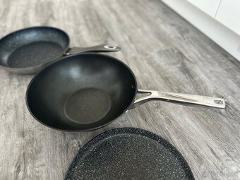 Pánev wok + nepřilnavá granitová pánev - 2