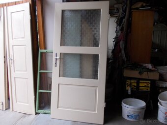 Dveře dřevěné, výplňové, 2/3 sklo, pravé včetně zárubně. - 2