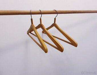 Dřevěná retro ramínka - 2
