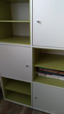 Bílá komoda se zelenými výplněmi polic + zelený noční stolek - 2