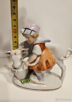 Porcelánová soška Pastýřka krav - 2