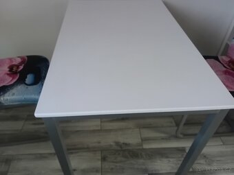 PĚKNÝ STŮL BÍLÝ - 2