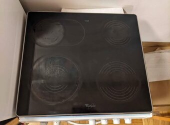 Vestavěná trouba Whirlpool se sklokeramickou deskou. - 2