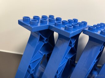 Lego Duplo modré pilíře k železnici - 2