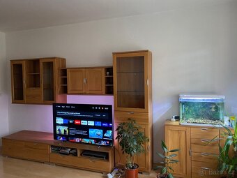 Obývací stěna s konferenčním stolem. - 2