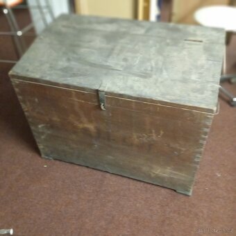 Dřevěná truhla na obilí. - 2