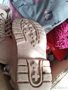 Velká krabice oděvů po jedné holčičce 5-7 let. - 2