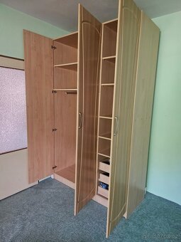 Prostorná vysoká skříň - 2