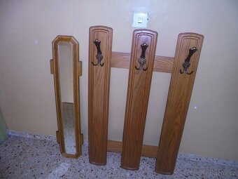 dřevěný věšák se zrcadlem - 2
