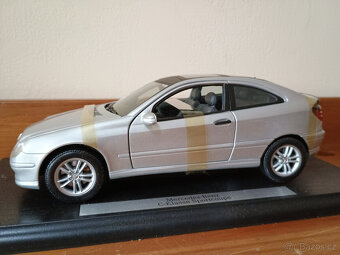 1:18 Maisto Dealer Edition - Mercedes-Benz Sportcoupe C-Klas - 2