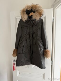 Perova bunda Moncler s myvali kozesinou - 2