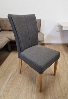Nová židle šedé polstrování + nohy masiv dub, madlo - 2