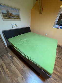 Manželská postel s peřiňakem a nočníma stolkama - 2