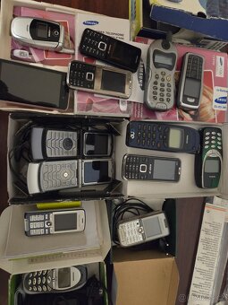 Staré mobilní telefony viz foto - 2