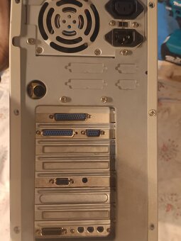 počítač v klasické béžové ATX skříni Eurocase - 2