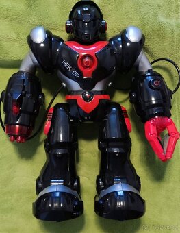 MaDe robot Hektor mluví česky a rapuje - 2
